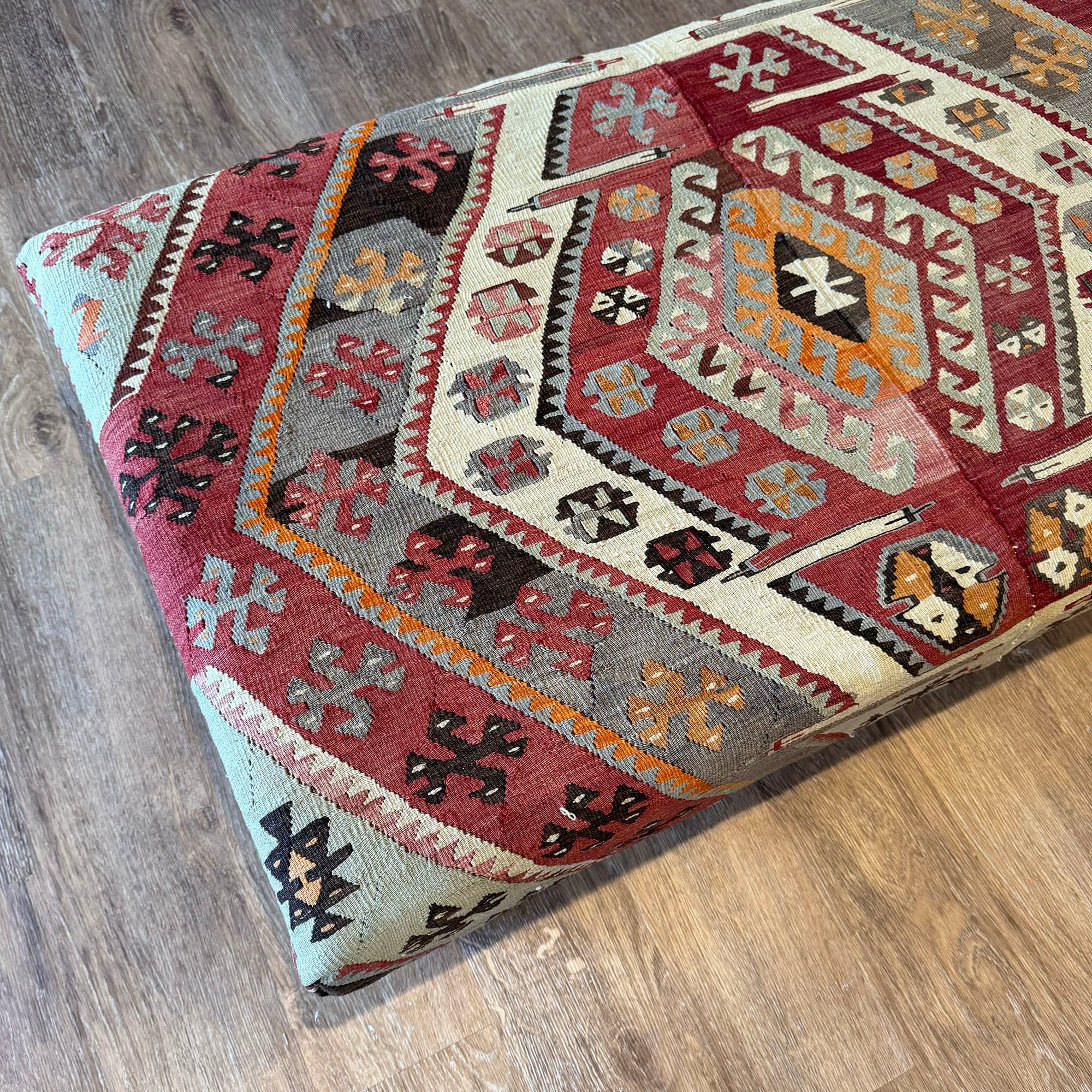 Strawberry - Kilim Magazine Stool