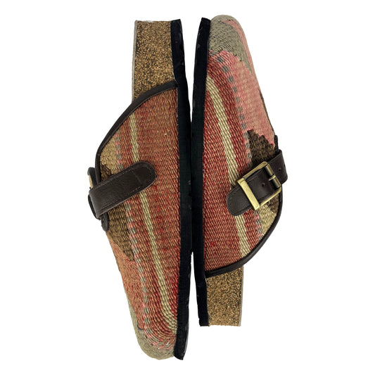 Lion - UK 7 Unisex Carpet Clog