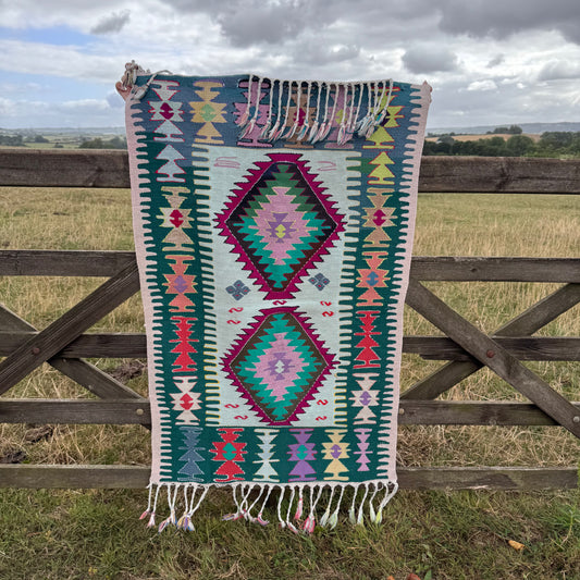 Elizabeth - 74cm x 115cm