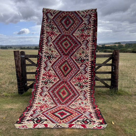 Dennis - 147cm x 318cm