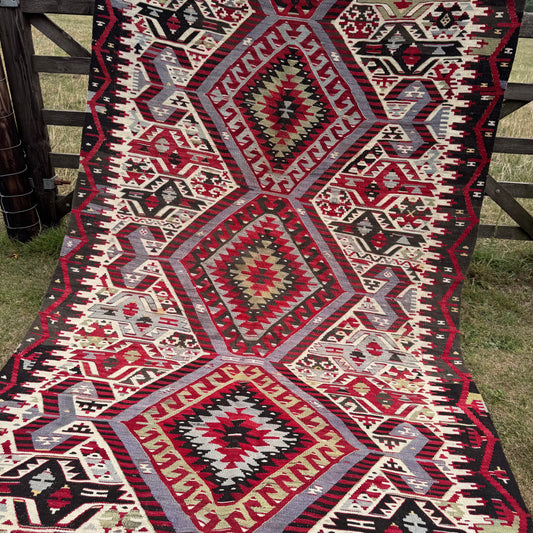 Dennis - 147cm x 318cm