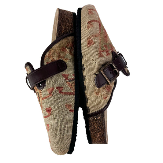 Izzy - UK 6 Ladies Carpet Clog