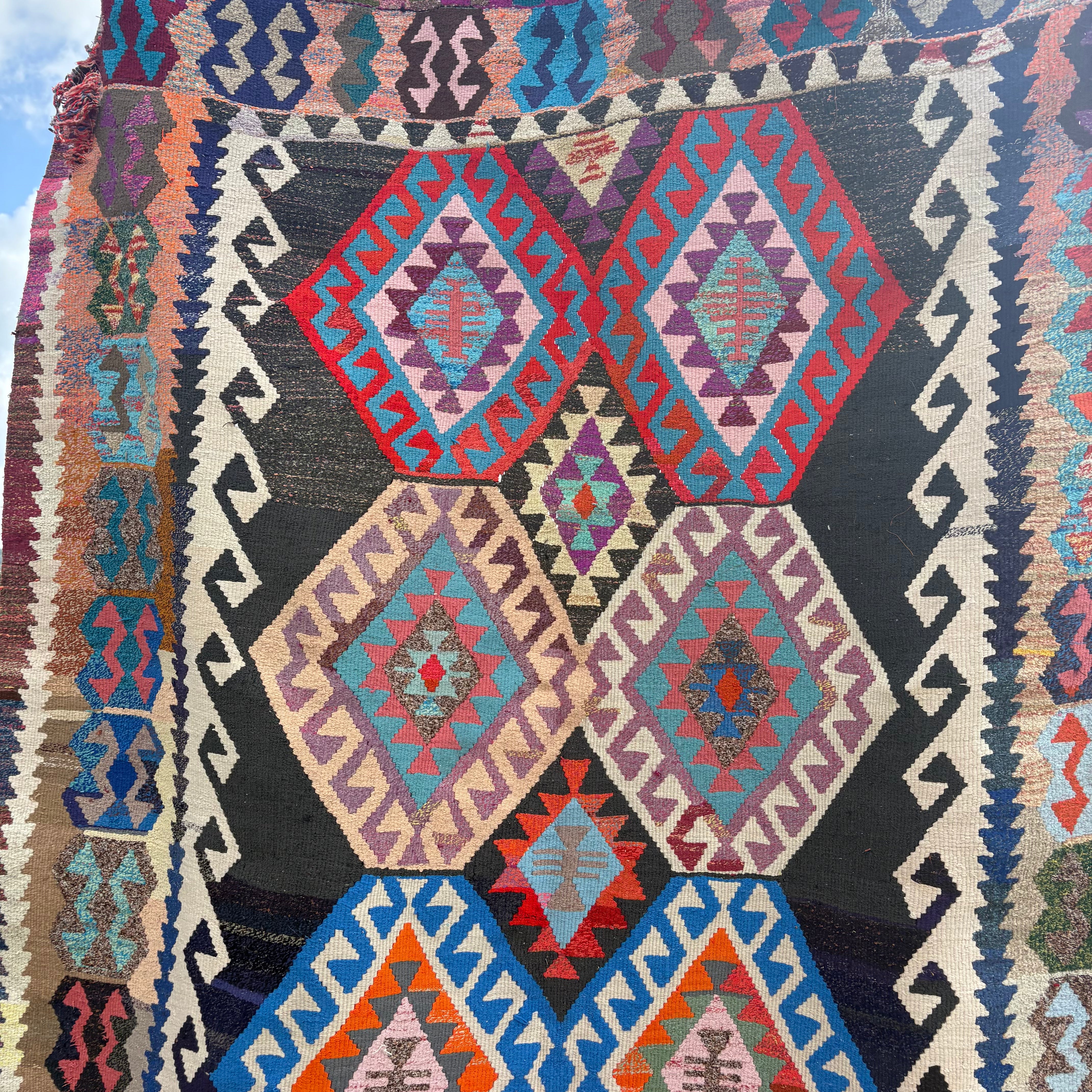 Meze Rug - 177cm x 325cm