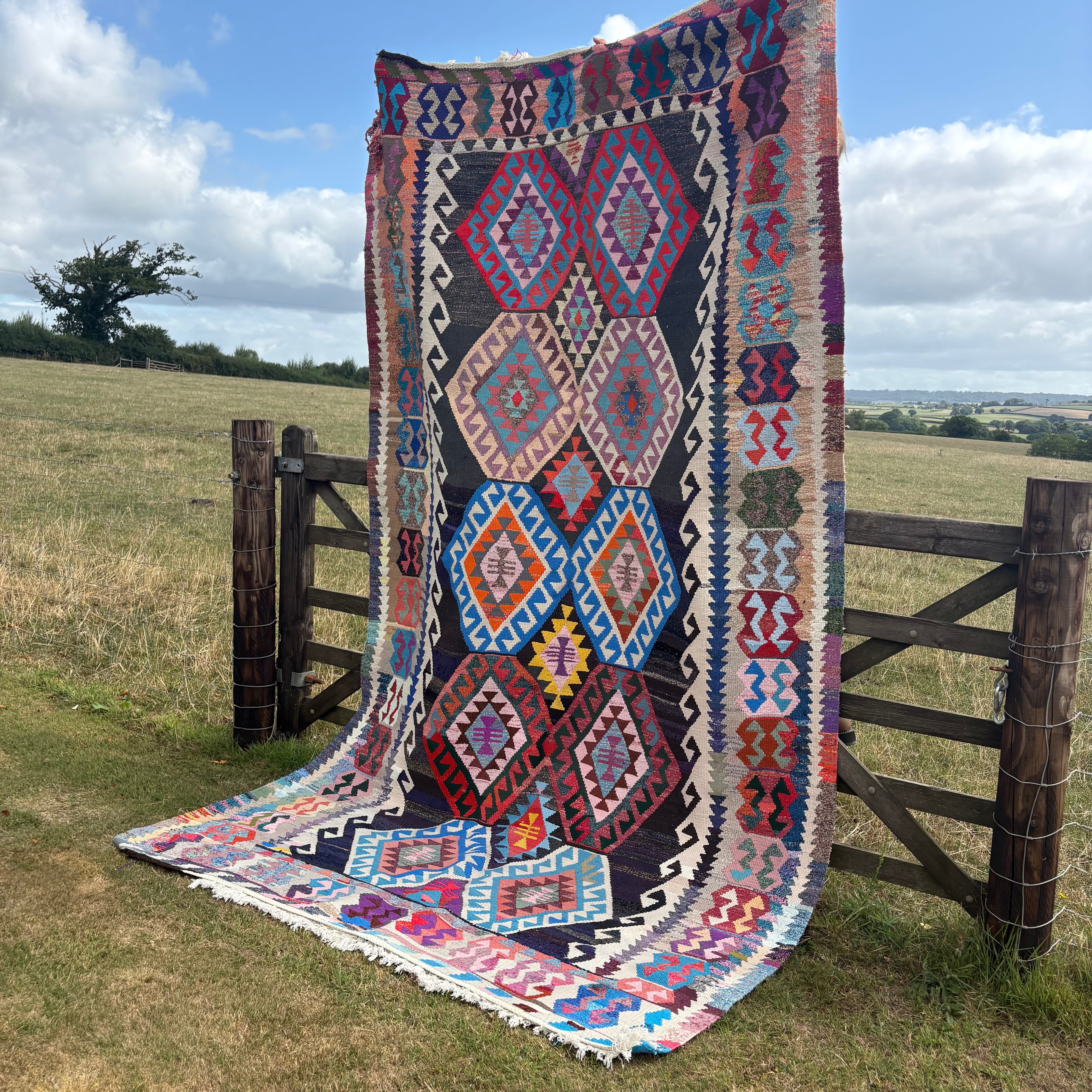 Meze Rug - 177cm x 325cm